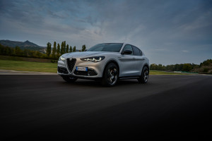 Neuer nach Facelift Alfa Romeo Stelvio auf einer Strasse von vorne