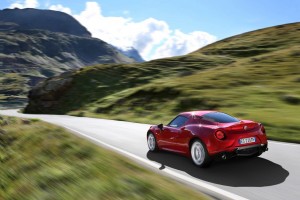 Alfa Romeo 4C rot fahrend auf Strasse von hinten Heck