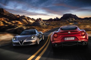 Alfa Romeo 4C rot fahrend auf Strasse von hinten und silbriger Alfa Romeo 4C fahrend von vorne