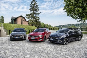 Drei Fiat Tipo Station Wagon 5Doors 4 Doors grau silber rot dunkelblau von vorne stehend auf Hof