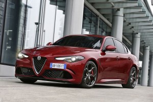 Roter Alfa Romeo Giulia Quadrifoglio QV stehend von der Seite