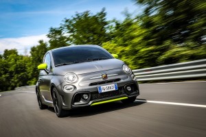 Abarth 595 Pista, 3.0, New, Neu, Silber, Grau, grüne Spiegel, fahrend auf Rennstrecke