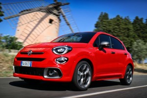 Fiat 500X Sport, Rot, Fahrend auf Strasse, Neu, von vorne, seitlich