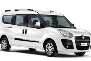 Fiat Doblo weiss parkiert von vorne